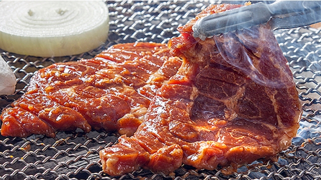 [육육마켓] 뼈없는 한돈 양념 돼지갈비 900g