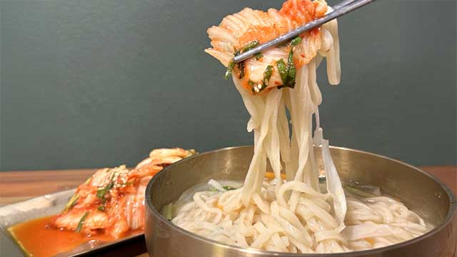 명동칼국수 3인분+마늘김치 1kg 세트
